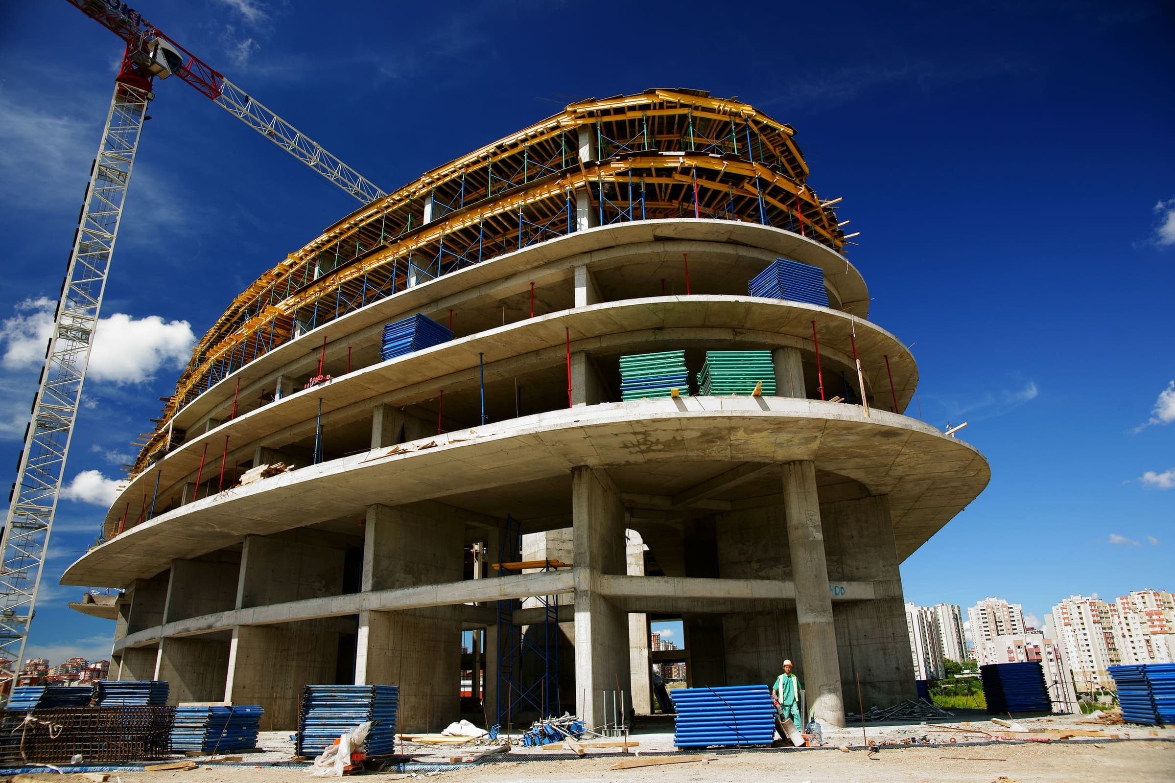 Estructura de hormigón de un edificio en obra, con la grúa montada