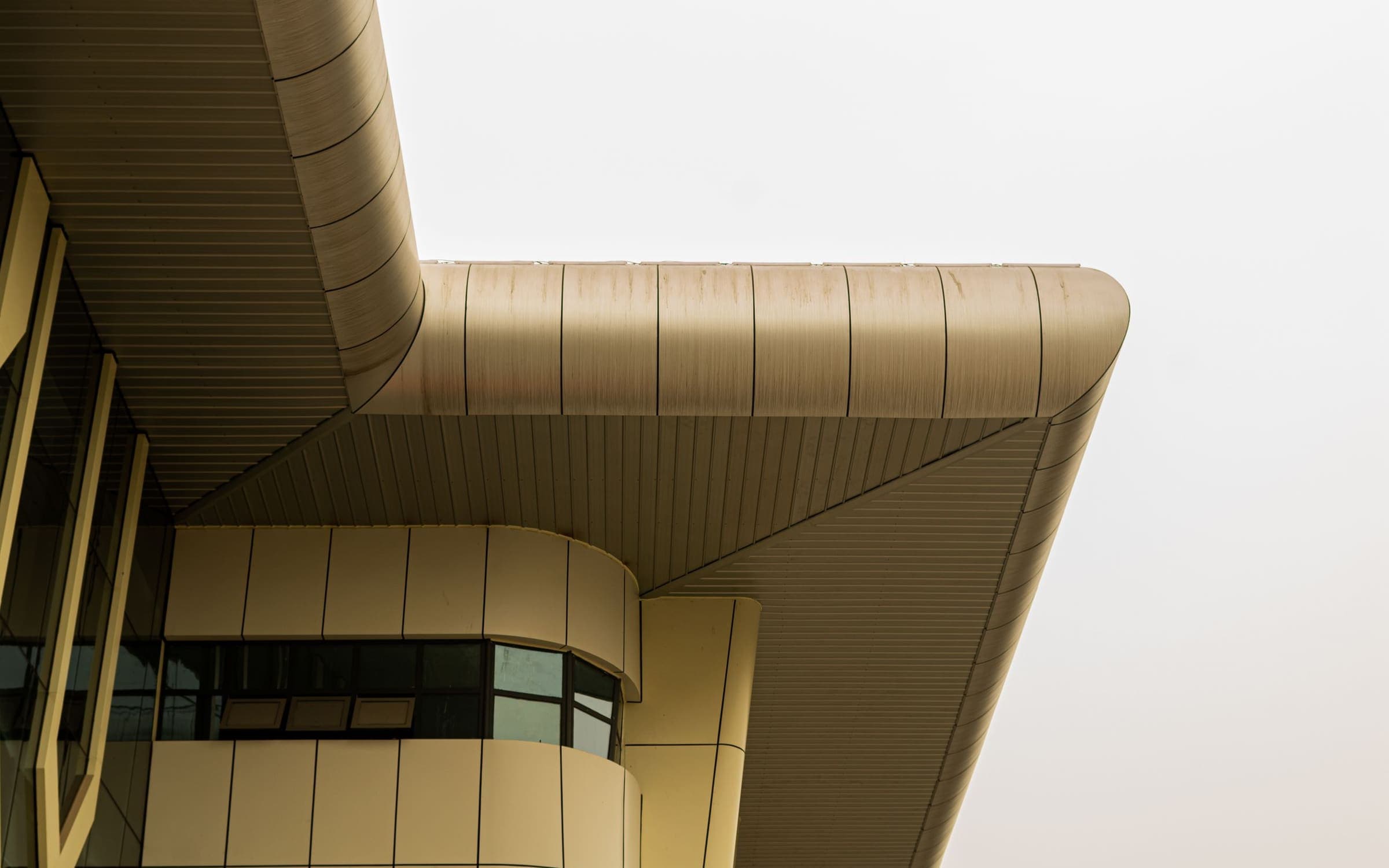 Alero de chapa plegada de un edificio contemporáneo, visto en contrapicado