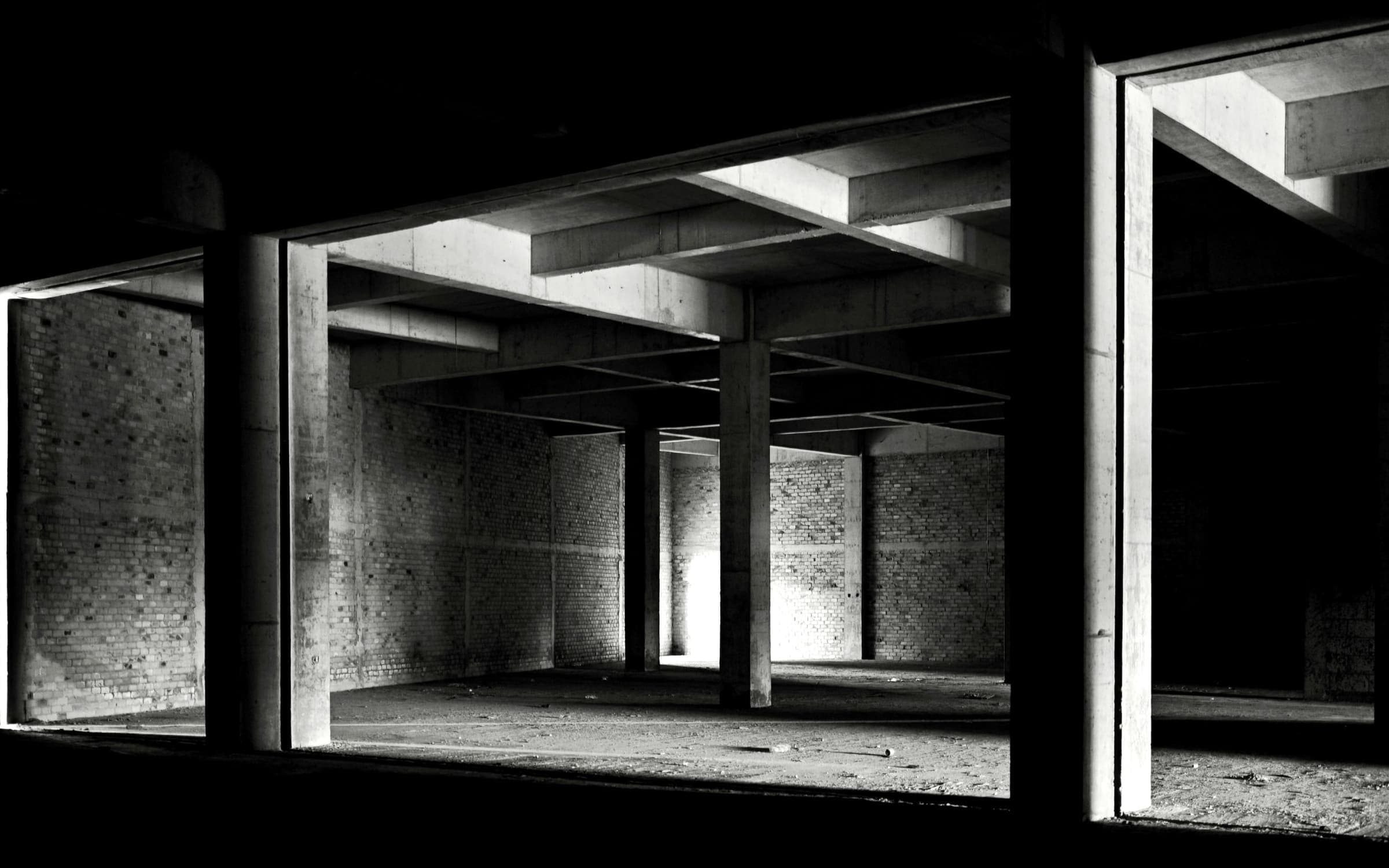 Interior de una planta industrial con columnas y vigas de hormigón a la vista